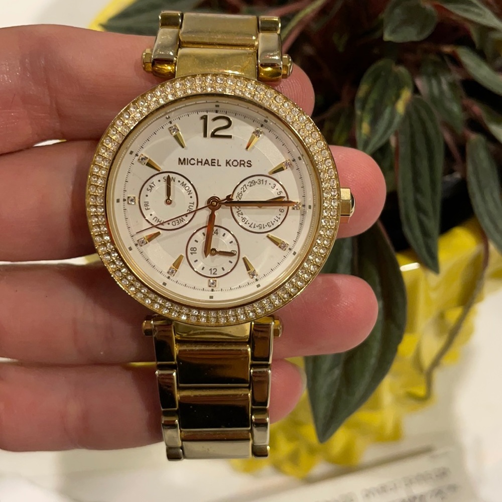 Michael kors watch good condition just needs new battery